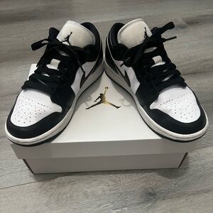 Jordan 1 Low
Panda (Women's) size 7